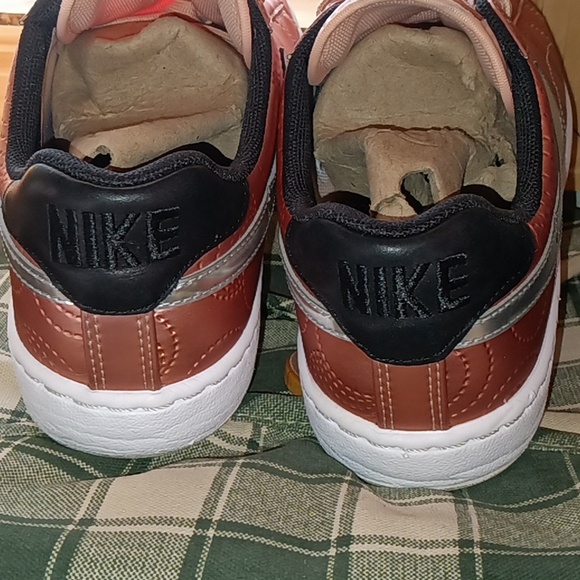 Ready To Wear! Women's Size 8 Rose Gold Silver Nike Sneakers Shoes - Picture 2 of 6